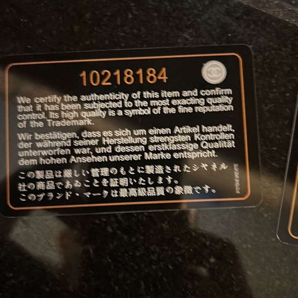 It’s a 10-11,000$ bag it’s caramel color and it’s got authentication cards - Picture 3 of 8